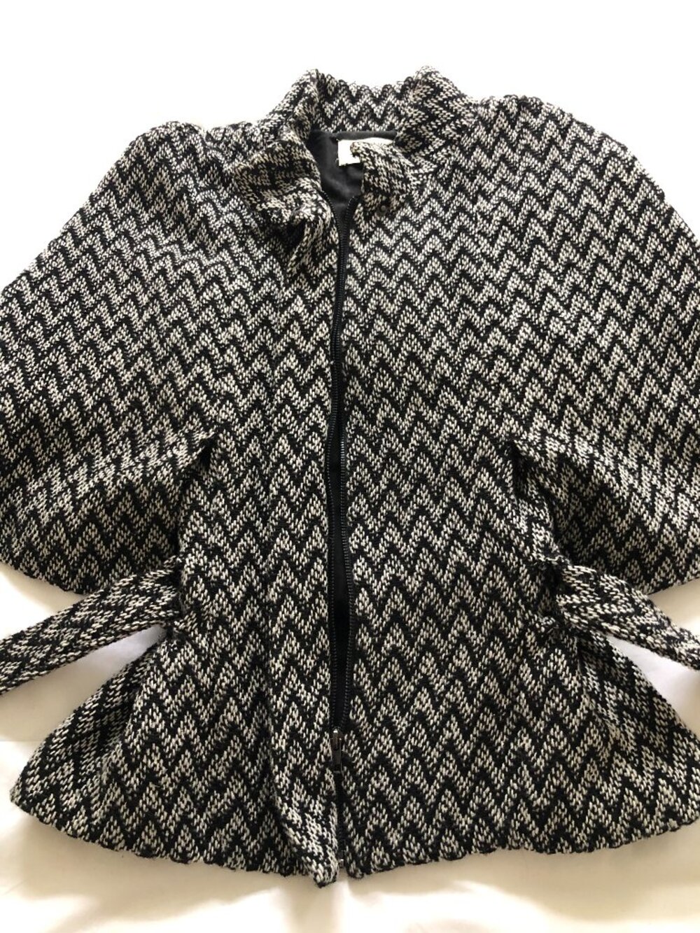 BB Dakota - Black & White Chevron Herringbone Cape with belt wrap - Size S - Picture 2 of 11